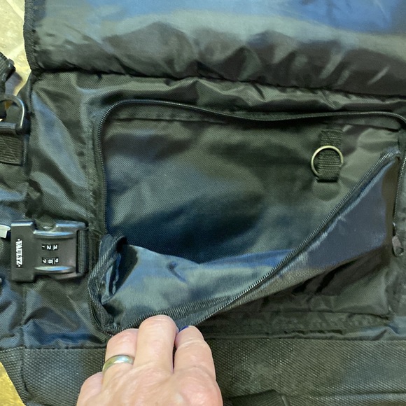 Vaultz Messenger Style Laptop Bag with Combination Lock - Picture 5 of 15